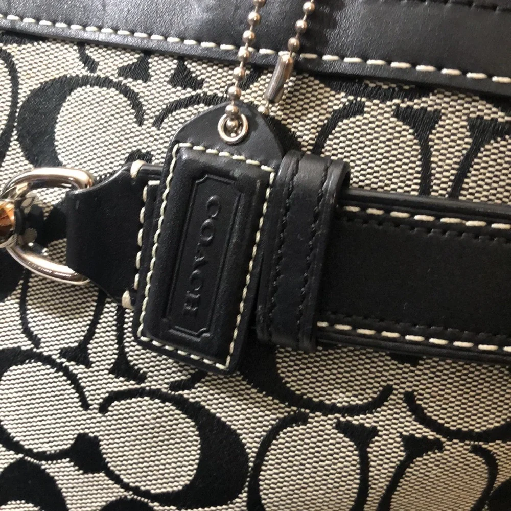 Coach Hamptons Signature C Medium Carryall Tote Bag. In GUC
Black Leather - Picture 8 of 15